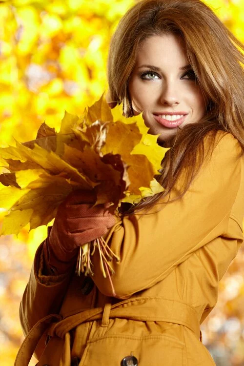 Фотосток - Красивая Девушка осенними листьями